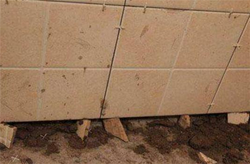 墙砖掉了几块怎么补救其他的瓷砖(墙砖掉了几块怎么补救其他的瓷砖呢)